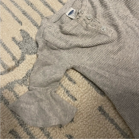 Old navy basics bell sleeve top 12-18 months gray 3/4 sleeve - Picture 2 of 2